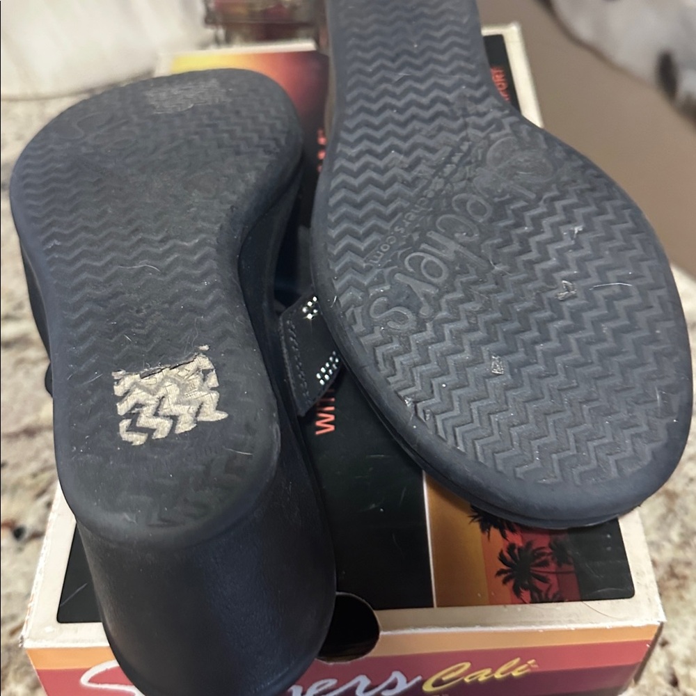 Skechers Cali Black Strappy Wedge Sandals - Picture 3 of 4
